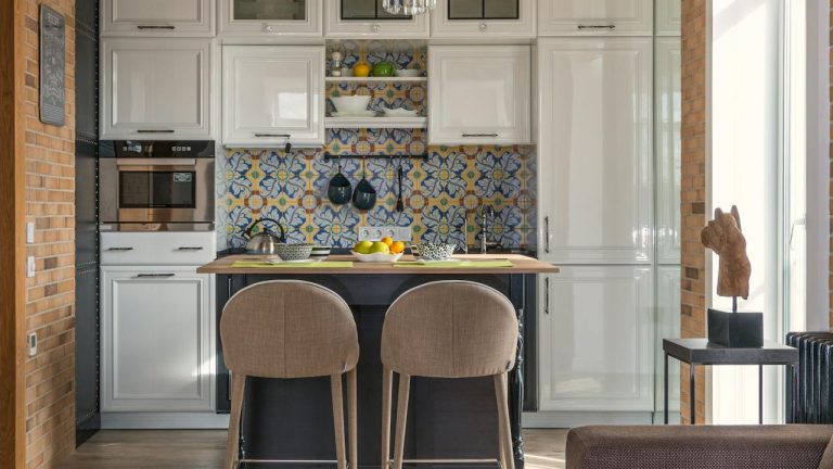 Jak urządzić przytulną jadalnię z tanimi krzesłami do kuchni